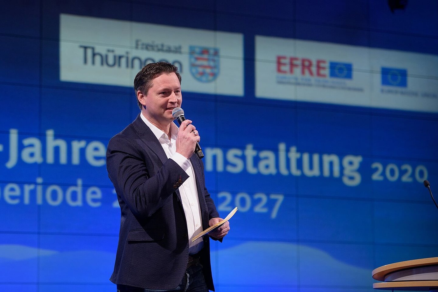 Moderator Andreas Fritsch auf der Bühne der EFRE Jahresveranstaltung 2020