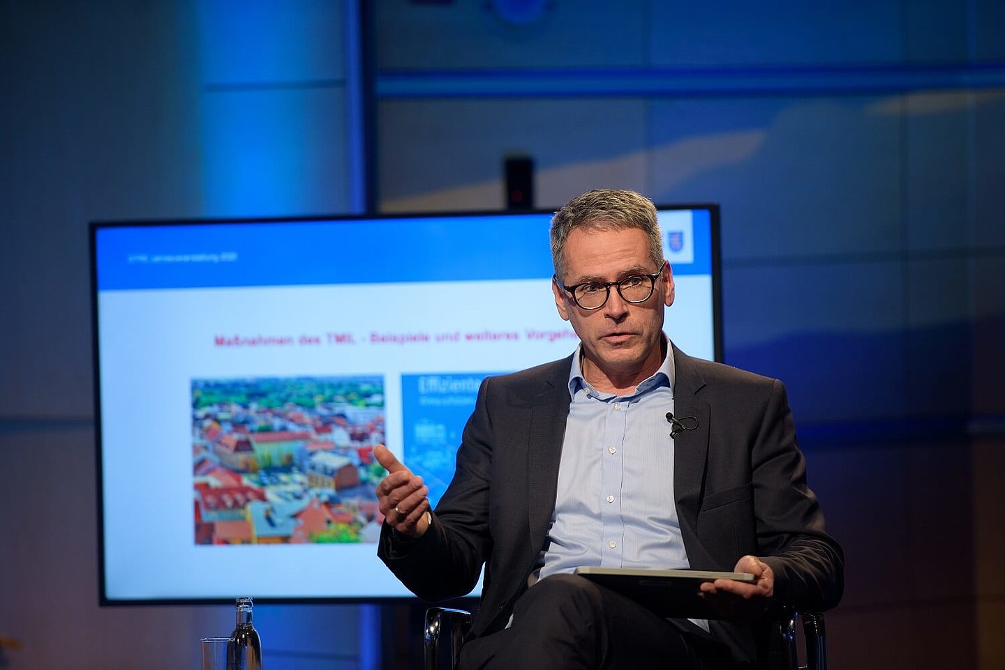 Mario Lerch sitzt auf der Bühne in der Diskussionsrunde der EFRE Jahresveranstaltung 2020