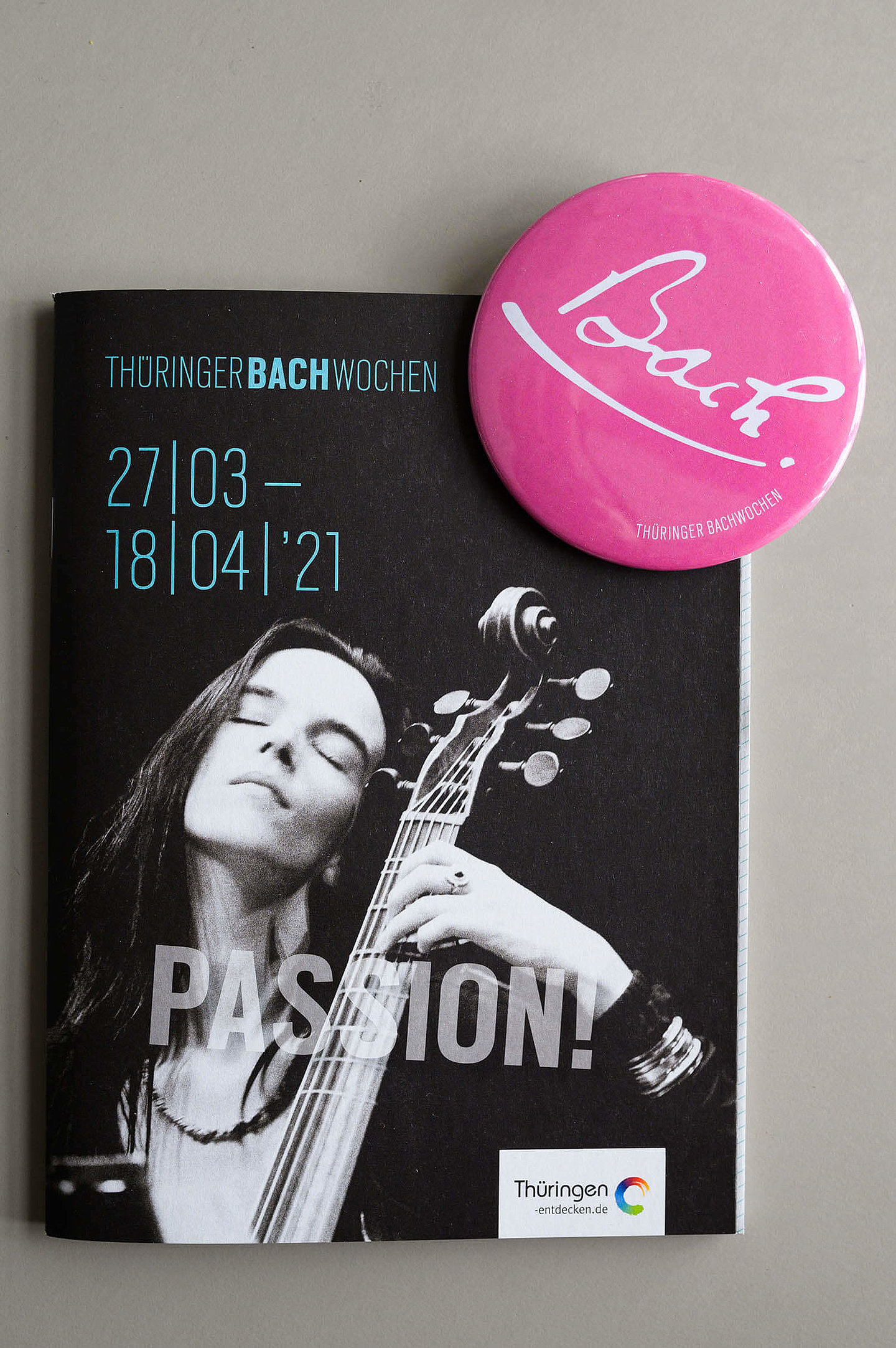 Program booklet and a button of the Thuringian Bach Festival