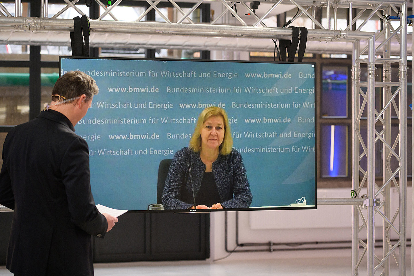 Andreas Fritsch im Gespräch mit Gisela Hohensee. Frau Hohensee ist über einen Monitor in das Studio übertragen 