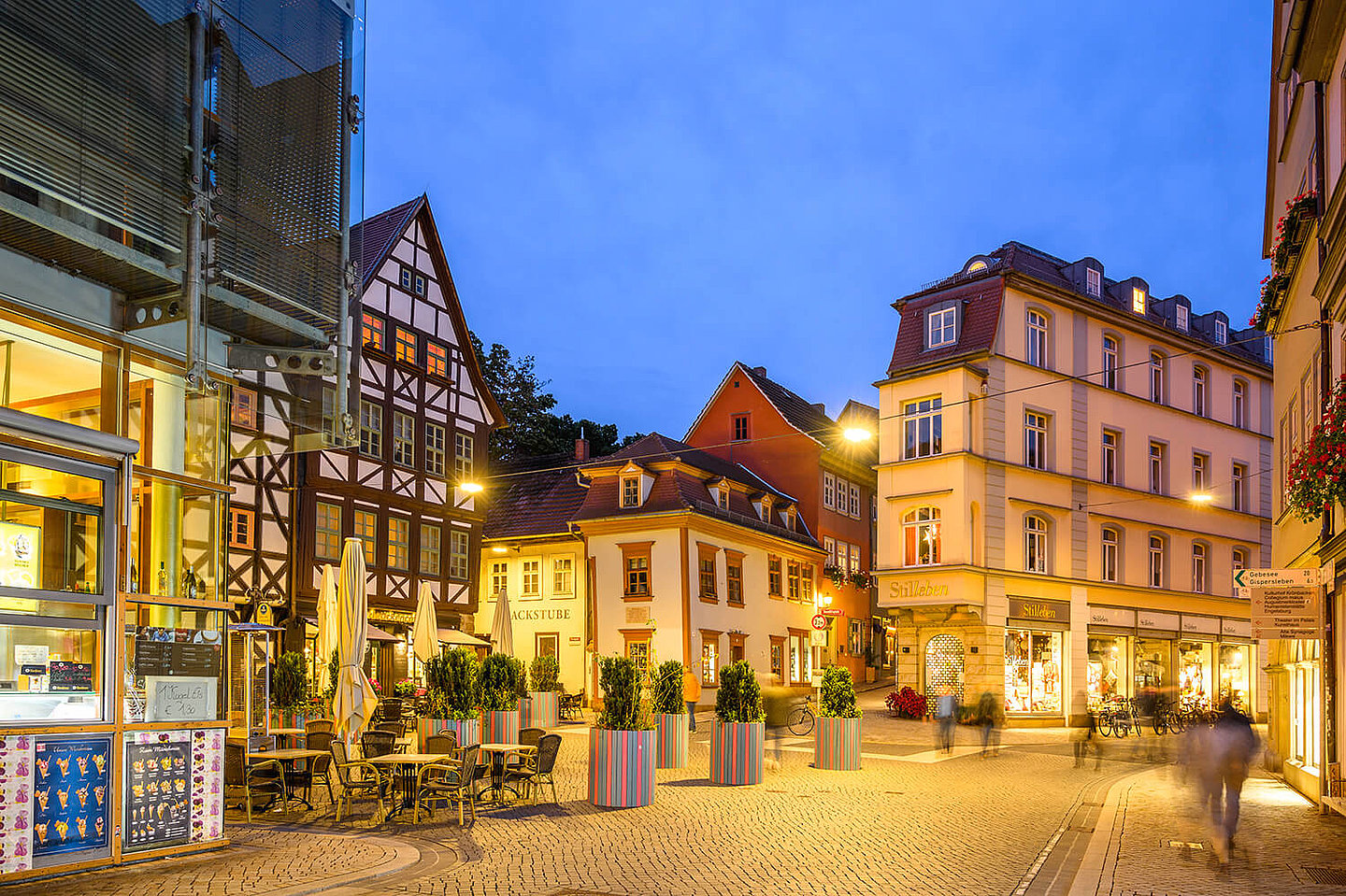 View of the entrance to the Krämerbrücke and Benediktsplatz illuminated by lanterns at dusk