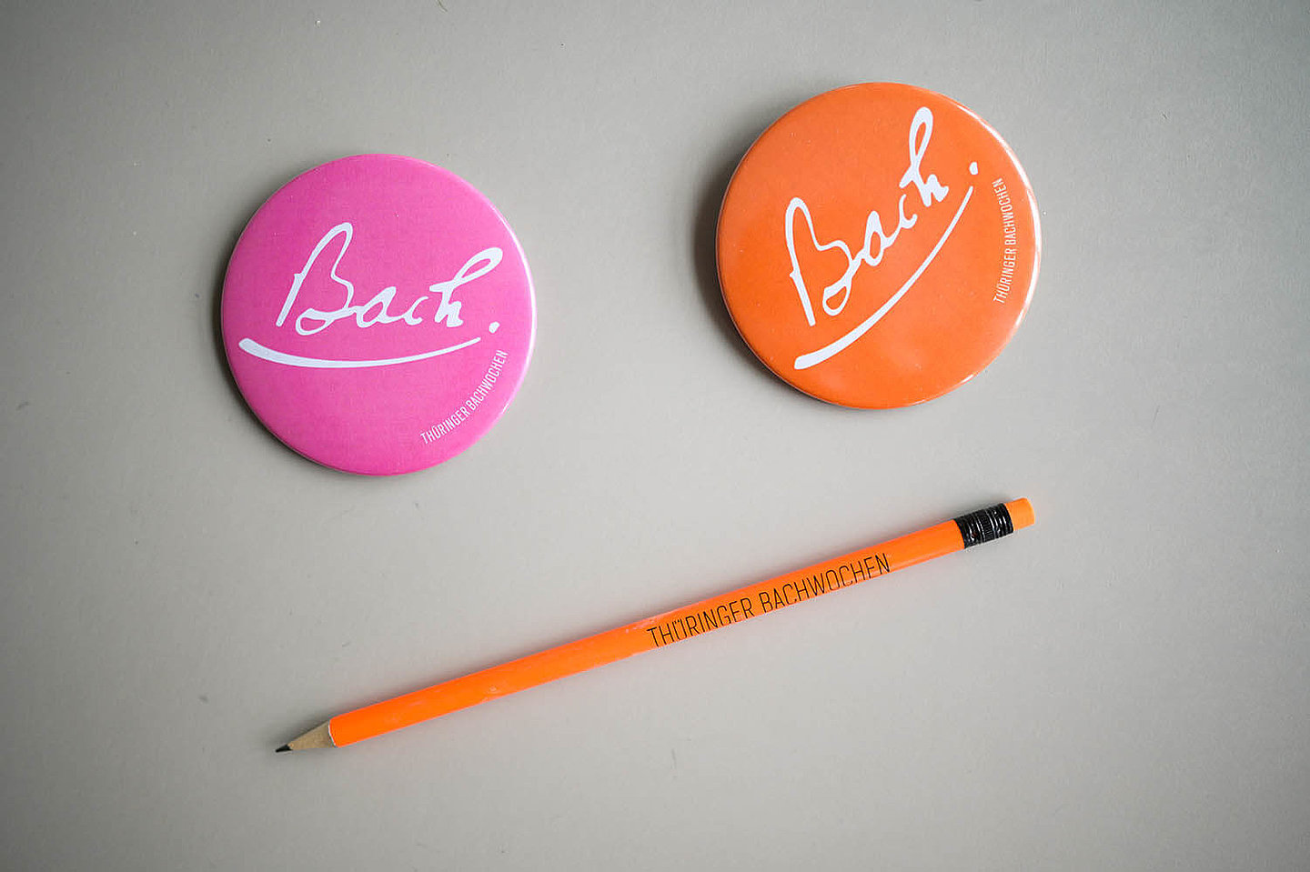 two buttons and a pen with the imprint "Thüringer Bachwochen"