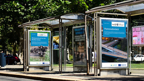 Haltestelle mit Plakaten von erfolgreich geförderten Vorhaben des EFRE
