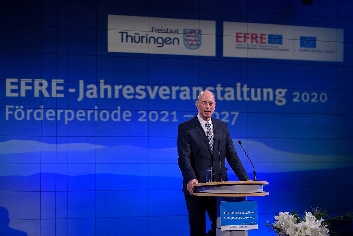 Wolfgang Tiefensee steht am Rednerpult der EFRE Jahresveranstaltung 2020