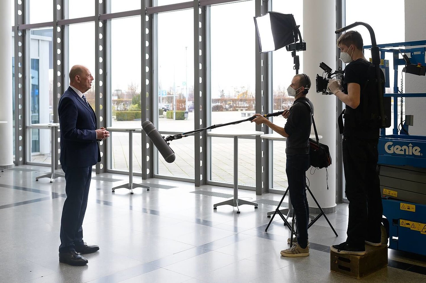 Wolfgang Tiefensee auf der Messe Erfurt zur EFRE Jahresveranstaltung 2020 mit Kamerateam, seitlich