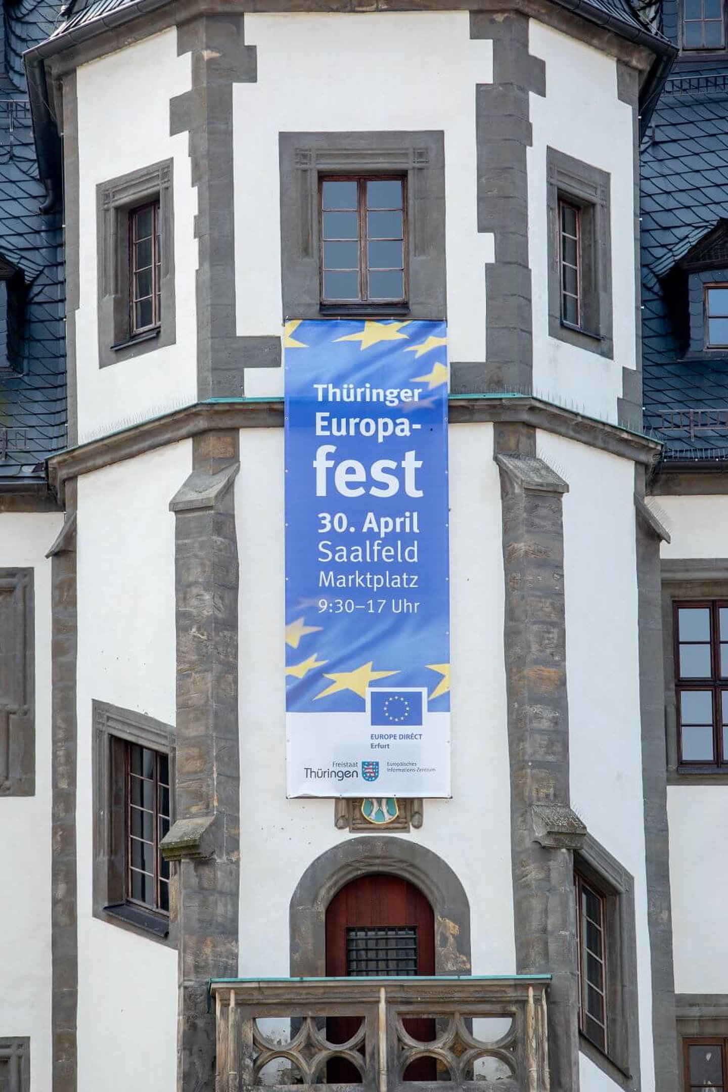 Haus mit Werberbanner zum Thüringer Europafest 30. April Saalfeld Marktplatz