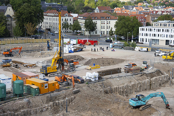 Blick auf die Baustelle während der Grundsteinlegung