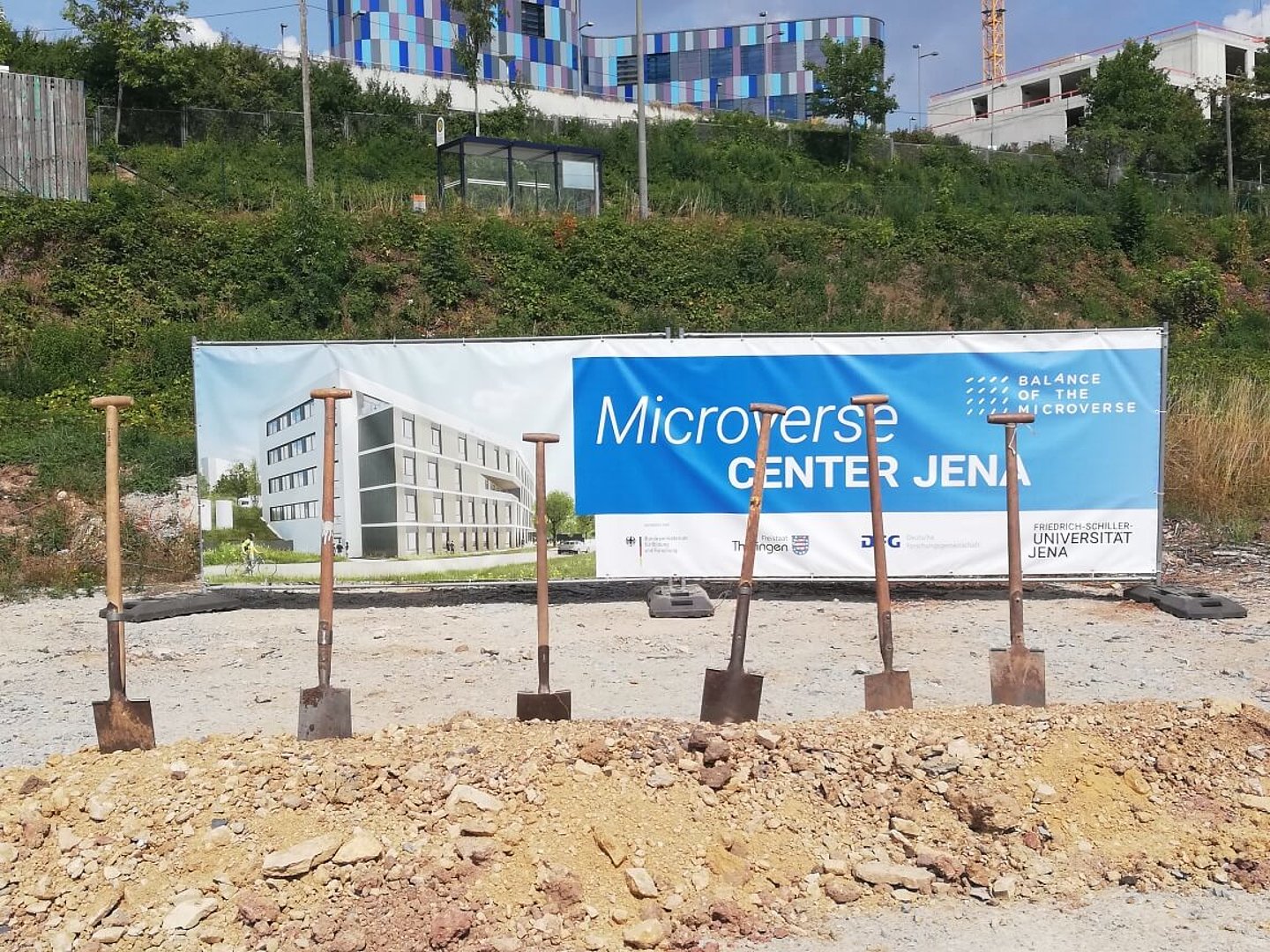 EFRE-Thueringen Foerderung Spatenstich Microverse sechs Spaten auf Baustelle