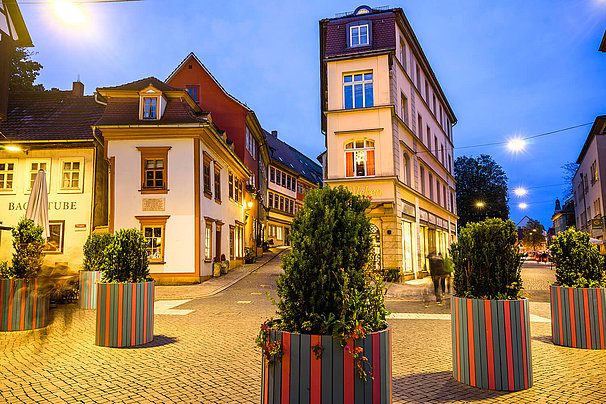 Aufgang zur Krämerbrücke im Schein der Laternen