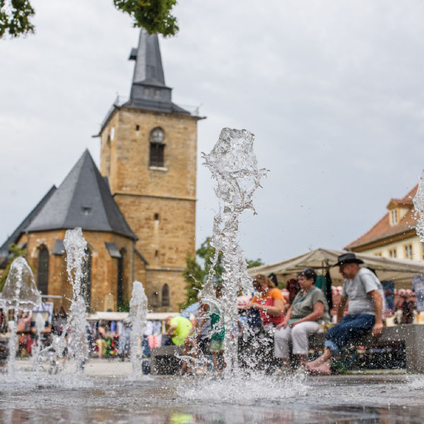 Quadratische Ansicht auf einen Brunnen am Markt.